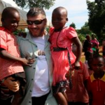 Missão evangélica ajuda dezenas de crianças com alimento e educação na África